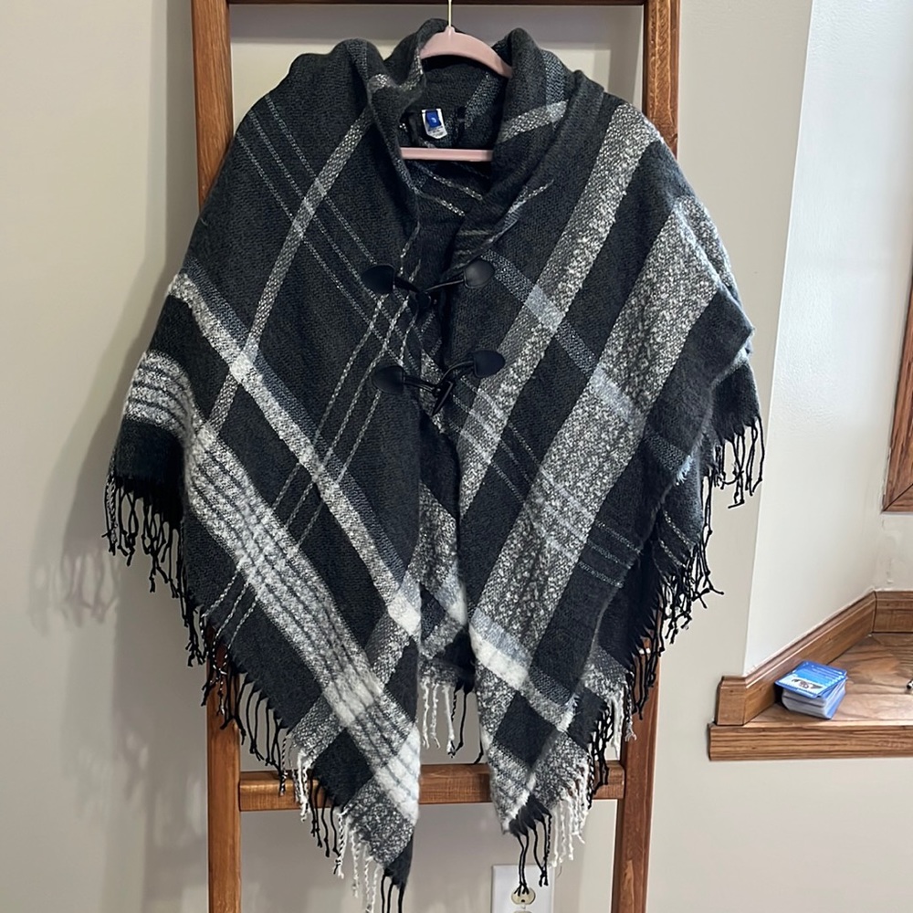 Apt 9 - poncho